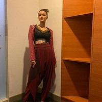 Tak kalah mempesona, Amanda Rawles juga memilih untuk menata rambutnya dengan gaya yang simple, dengan dicepol rapih ke belakang. Untuk mempercantik penampilannya Amanda menambahkan aksesori berupa cincin, anting dan kalung yang tampak melingkar di lehernya. Foto: Instagram