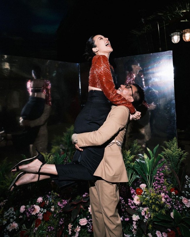 Berfoto bersama, Anya tampak tertawa bahagia ketika digendong oleh Bubah Alfian. Jika diperhatikan, tak hanya bajunya saja, melainkan gaya rambut Anya dan Amanda juga terlihat mirip yaa.. Foto: Instagram