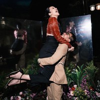 Berfoto bersama, Anya tampak tertawa bahagia ketika digendong oleh Bubah Alfian. Jika diperhatikan, tak hanya bajunya saja, melainkan gaya rambut Anya dan Amanda juga terlihat mirip yaa.. Foto: Instagram