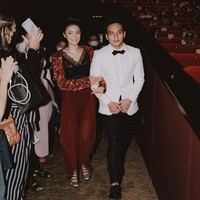 Menghadiri acara Gala Premier Dear Nathan, Amanda Rawles tampak menggandeng lawan mainnya dalam film tersebut, Jefri Nichol. Penampilannya pun terlihat begitu menawan. Foto: Instagram