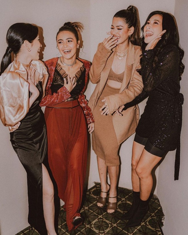 Busana yang dikenakan oleh Anya dan Amanda itu rupanya memang berasal dari desainer yang sama, yaitu Jeffry Tan. Jeffry memang cukup dikenal pintar memadukan berbagai warna yang cocok untuk kalangan anak muda. Foto: Instagram