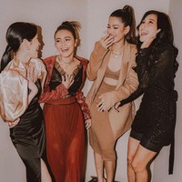 Busana yang dikenakan oleh Anya dan Amanda itu rupanya memang berasal dari desainer yang sama, yaitu Jeffry Tan. Jeffry memang cukup dikenal pintar memadukan berbagai warna yang cocok untuk kalangan anak muda. Foto: Instagram