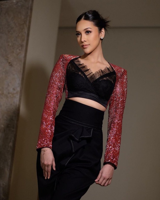 Saat menghadiri acara Insert Fashion Award pada 24 Februari 2022, Anya Geraldine tampil cantik dan memukau mengenakan busana bernuansa merah dan hitam. Rupanya jika diperhatikan busana Anya itu mirip dengan yang pernah dikenakan oleh Amanda Rawles. Foto: Instagram