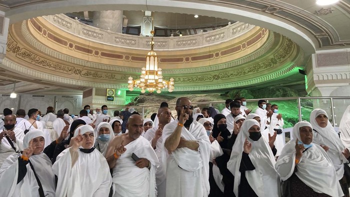Muslim pilgrims pray at the Grand Mosque during the minor pilgrimage, known as Umrah, in the Muslim holy city of Mecca, Saudi Arabia, Sunday, March 6, 2022. Saudi Arabia announced that It was decided to end the precautionary and preventive measures related to combating the Covid-19 pandemic, the state news agency reported. (AP Photo/Amr Nabil)