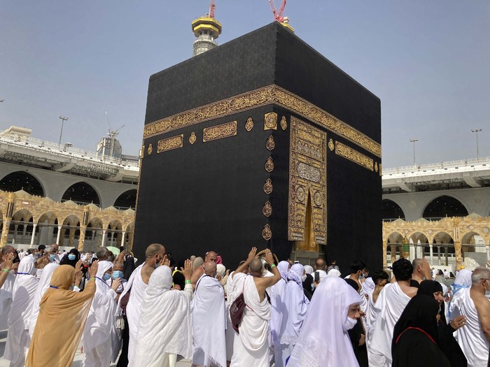 Muslim pilgrims pray at the Grand Mosque during the minor pilgrimage, known as Umrah, in the Muslim holy city of Mecca, Saudi Arabia, Sunday, March 6, 2022. Saudi Arabia announced that It was decided to end the precautionary and preventive measures related to combating the Covid-19 pandemic, the state news agency reported. (AP Photo/Amr Nabil)