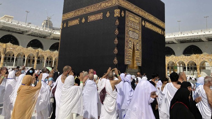 Muslim pilgrims pray at the Grand Mosque during the minor pilgrimage, known as Umrah, in the Muslim holy city of Mecca, Saudi Arabia, Sunday, March 6, 2022. Saudi Arabia announced that It was decided to end the precautionary and preventive measures related to combating the Covid-19 pandemic, the state news agency reported. (AP Photo/Amr Nabil)