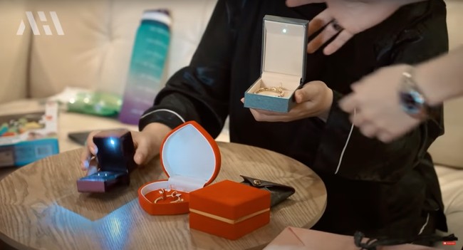 Baby Ameena terlihat mendapatkan beberapa perhiasan emas. Perhiasan tersebut merupakan kado dari Ashanty dan sahabat Aurel serta Atta. Tak hanya itu saja, salah satunya juga ada yang berasal dari penggemar Atta dan Aurel loh.. Foto: YouTube/AH