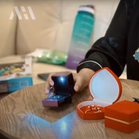 Baby Ameena terlihat mendapatkan beberapa perhiasan emas. Perhiasan tersebut merupakan kado dari Ashanty dan sahabat Aurel serta Atta. Tak hanya itu saja, salah satunya juga ada yang berasal dari penggemar Atta dan Aurel loh.. Foto: YouTube/AH