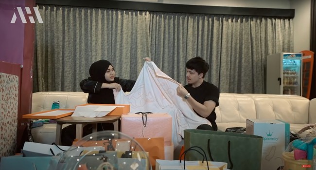 Beberapa kado tampak berisi kain dan selimut. Namun bukan sembarang kain dan selimut, karena barang-barang tersebut berasal dari merek ternama. Seperti dalam foto yang satu ini yang berasal dari merek Hermes. Foto: YouTube/AH