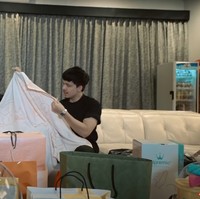 Beberapa kado tampak berisi kain dan selimut. Namun bukan sembarang kain dan selimut, karena barang-barang tersebut berasal dari merek ternama. Seperti dalam foto yang satu ini yang berasal dari merek Hermes. Foto: YouTube/AH