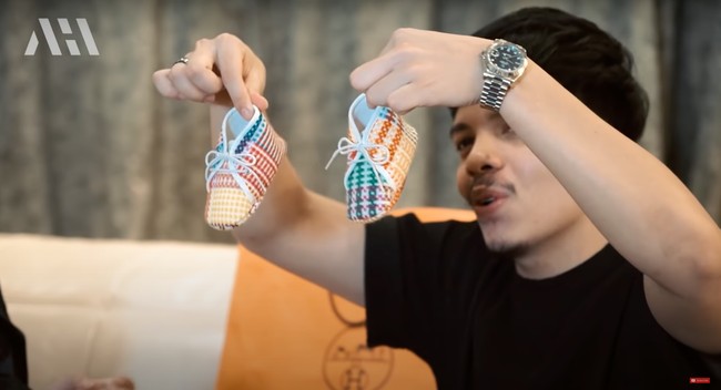 Aurel dan Atta juga mendapatkan beberapa sepatu bayi untuk baby Ameena. Kalauu sepatu lucu yang satu ini berasal dari merek Hermes. Pastinya akan membuat penampilan baby Ameena jadi makin menggemaskan. Foto: YouTube/AH