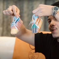 Aurel dan Atta juga mendapatkan beberapa sepatu bayi untuk baby Ameena. Kalauu sepatu lucu yang satu ini berasal dari merek Hermes. Pastinya akan membuat penampilan baby Ameena jadi makin menggemaskan. Foto: YouTube/AH