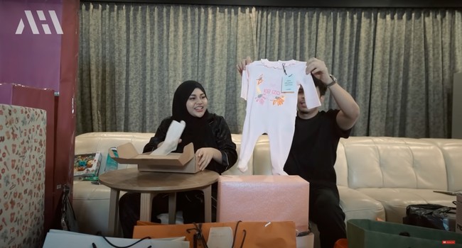 Selain sepatu, tak sedikit juga yang memberikan baby Ameena kado berupa pakaian-pakaian lucu dari merek ternama. Seperti dalam foto yang satu ini, baby Ameena mendapat pakaian berwarna merah muda keluaran Kenzo. Foto: YouTube/AH