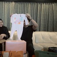 Selain sepatu, tak sedikit juga yang memberikan baby Ameena kado berupa pakaian-pakaian lucu dari merek ternama. Seperti dalam foto yang satu ini, baby Ameena mendapat pakaian berwarna merah muda keluaran Kenzo. Foto: YouTube/AH