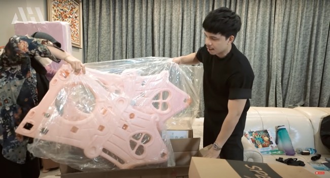Salah satu sahabat Aurel dan Atta juga tampak memberikan set playmat untuk baby Ameena. Playmat itu nantinya bisa digunakan baby Ameena untuk bermain atau belajar berjalan. Foto: YouTube/AH