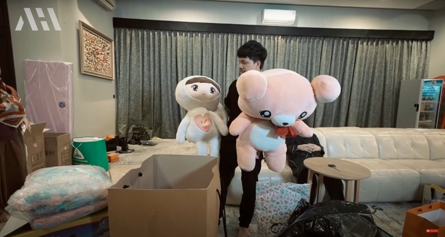 Selanjutnya ada boneka lucu berukuran besar. Boneka-boneka tersebut tampak cukup empuk. Terlihat menggemaskan bukan? Foto: YouTube/AH