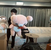 Selanjutnya ada boneka lucu berukuran besar. Boneka-boneka tersebut tampak cukup empuk. Terlihat menggemaskan bukan? Foto: YouTube/AH