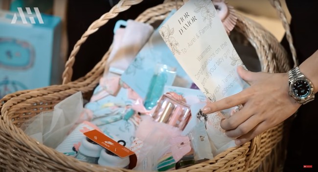 Ada juga yang memberikan kado berupa 1 keranjang yang berisi perlengkapan bayi. Isinya pun tampak cukup lengkap, ada sepatu, pakaian bayi, dan sebagainya. Foto: YouTube/AH