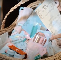 Ada juga yang memberikan kado berupa 1 keranjang yang berisi perlengkapan bayi. Isinya pun tampak cukup lengkap, ada sepatu, pakaian bayi, dan sebagainya. Foto: YouTube/AH