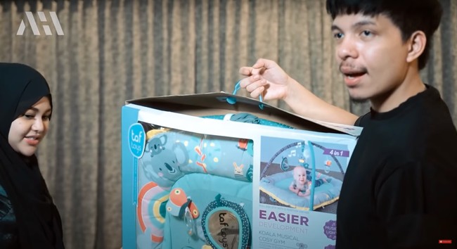 Kalau yang satu ini bisa dijadikan tempat bermain untuk baby Ameena. Dilengkapi dengan musik yang bisa diputar, pastinya baby Ameena bakal anteng deh.. Foto: YouTube/AH