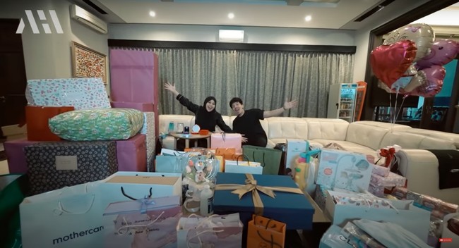 Melalui salah satu video di akun YouTube milik Atta Halilintar, ayah baby Ameena itu tampak memamerkan beragam kado yang diterimanya untuk baby Ameena. Seperti yang terlihat, kebanyakan kado-kado tersebut berisi barang-barang mewah dan bermerek. Foto: YouTube/AH