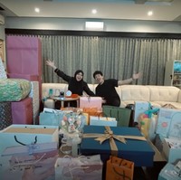 Melalui salah satu video di akun YouTube milik Atta Halilintar, ayah baby Ameena itu tampak memamerkan beragam kado yang diterimanya untuk baby Ameena. Seperti yang terlihat, kebanyakan kado-kado tersebut berisi barang-barang mewah dan bermerek. Foto: YouTube/AH