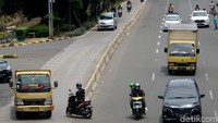 Sembarangan memotong jalan bisa menyebabkan kecelakaan lalu-lintas.   