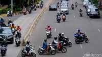 Pengendara nekat memotong jalan karena putaran balik yang relatif jauh sebelum masuk ke Jalan Batu Ceper. 