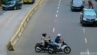 Aksi berbahaya ini tak hanya dapat membahayakan diri sendiri tetapi juga pengendara lainnya yang melintas.