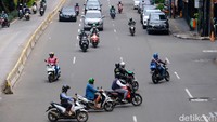 Sejumlah pemotor asal memotong jalan di Jalan Hayam Wuruk, Jakarta, Senin (7/3/2022).