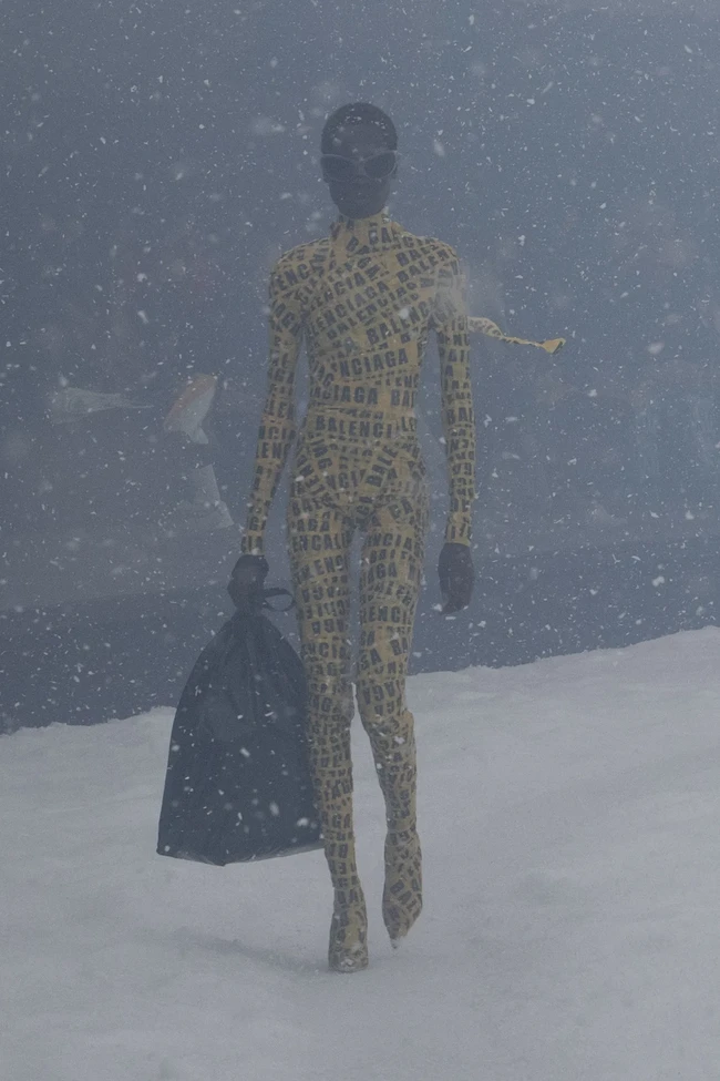 Fashion show Balenciaga Fall/Winter 2022 yang digelar di Paris Fashion Week 2022. Model berjalan di dalam aquarium melingkar yang sedang diterpa badai salju. Terdiri dari 69 tampilan busana pria dan wanita, koleksi ini didominasi busana bervolume dalam garis desain edgy khas karya Direktur Kreatif Balenciaga Demna Gvasalia. Foto: dok. Balenciaga