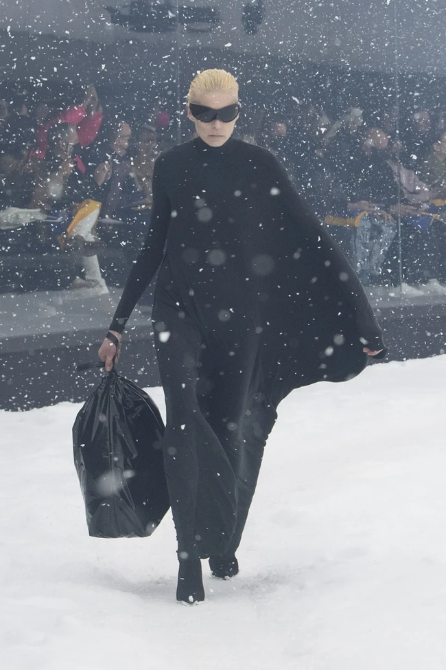 Fashion show Balenciaga Fall/Winter 2022 yang digelar di Paris Fashion Week 2022. Model berjalan di dalam aquarium melingkar yang sedang diterpa badai salju. Terdiri dari 69 tampilan busana pria dan wanita, koleksi ini didominasi busana bervolume dalam garis desain edgy khas karya Direktur Kreatif Balenciaga Demna Gvasalia. Foto: dok. Balenciaga