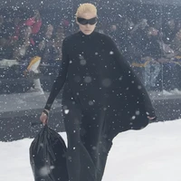 Fashion show Balenciaga Fall/Winter 2022 yang digelar di Paris Fashion Week 2022. Model berjalan di dalam aquarium melingkar yang sedang diterpa badai salju. Terdiri dari 69 tampilan busana pria dan wanita, koleksi ini didominasi busana bervolume dalam garis desain edgy khas karya Direktur Kreatif Balenciaga Demna Gvasalia. Foto: dok. Balenciaga