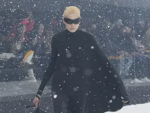 Hadirkan Badai Salju, Fashion Show Balenciaga Bawa Pesan Perlawanan Perang
