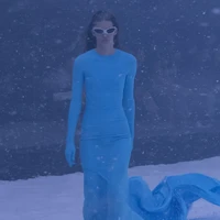 Fashion show Balenciaga Fall/Winter 2022 yang digelar di Paris Fashion Week 2022. Model berjalan di dalam aquarium melingkar yang sedang diterpa badai salju. Terdiri dari 69 tampilan busana pria dan wanita, koleksi ini didominasi busana bervolume dalam garis desain edgy khas karya Direktur Kreatif Balenciaga Demna Gvasalia. Foto: dok. Balenciaga