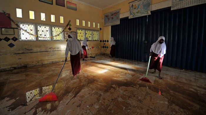 Banjir Surut, Siswa di Jambi Bersih-bersih Sekolah Banjir pada Minggu (6/3) lalu turut merendam area sekolah di Kota Jambi. Usai banjir surut, para siswa pun gotong royong membersihkan area sekolah.