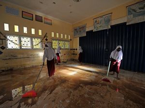 Banjir Surut, Siswa di Jambi Bersih-bersih Sekolah