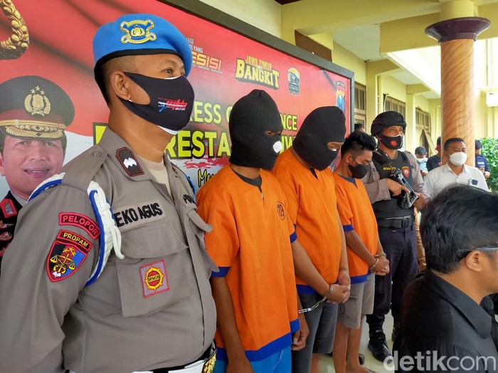 Beberapa tersangka pemalsuan tes antigen di Pelabuhan ASDP Ketapang yang tertangkap