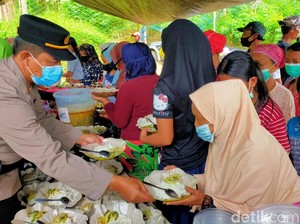 Komunitas Ini Berbagi Makanan dan Sembako di Kaki Pegunungan Ijen
