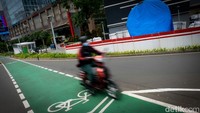 Tetapi sudah berbulan-bulan tugu sepeda masih tertutup terpal.