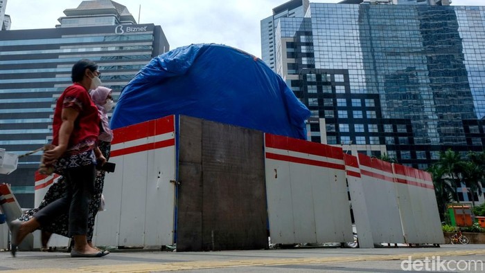 Sudah berbulan-bulan tugu sepeda di Jalan Sudirman, Jakarta ditutup terpal. Setelah beberapa bulan berlalu, apa kabarnya tugu sepeda itu kini?
