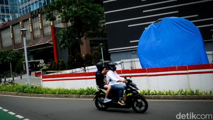 Sudah berbulan-bulan tugu sepeda di Jalan Sudirman, Jakarta ditutup terpal. Setelah beberapa bulan berlalu, apa kabarnya tugu sepeda itu kini?