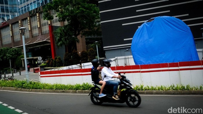 Berbulan-bulan Ditutup Terpal, Apa Kabar Tugu Sepeda di Jakarta? Sudah berbulan-bulan tugu sepeda di Jalan Sudirman, Jakarta ditutup terpal. Setelah beberapa bulan berlalu, apa kabarnya tugu sepeda itu kini?