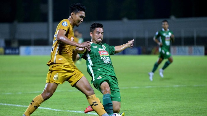 Pesepak bola Bhayangkara FC Dendy Sulistyawan (kiri) berebut bola dengan pesepak bola PSS Sleman Kim Kurniawan (kanan) saat pertandingan Liga 1 di Stadion Kompyang Sujana, Denpasar, Bali, Senin (7/3/2022). ANTARA FOTO/Fikri Yusuf/hp.