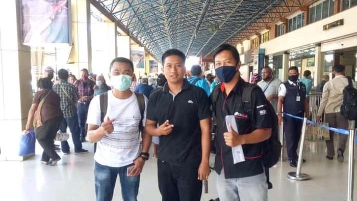 Billy Garibaldi dan kedua rekannya di Papua