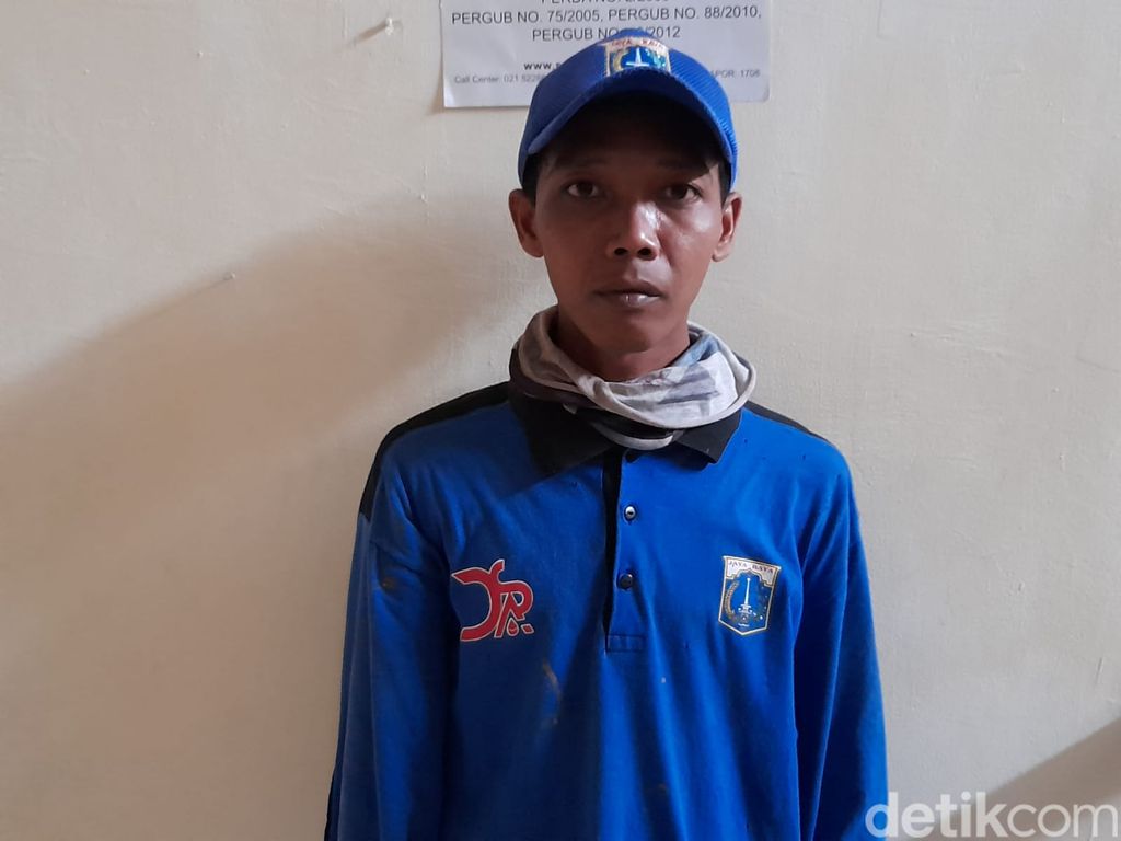 Cahyono, salah satu personel pasukan biru Dinas Sumber Daya Air di Kecamatan Senen, Jakarta Pusat. (Marteen Ronaldo Pakpahan/detikcom)