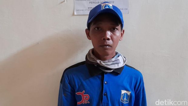 Cahyono, salah satu personel pasukan biru Dinas Sumber Daya Air di Kecamatan Senen, Jakarta Pusat. (Marteen Ronaldo Pakpahan/detikcom)