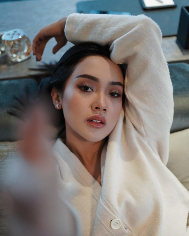 Penyanyi Cita Citata juga memiliki sumber penghasilan lain dari kontrakan yang telah dibangunnya. Saat ini Cita Citata sendiri sudah memiliki sekitar 11 pintu yang berada di daerah Bandung, Jawa Barat. Cita Citata sendiri berencaana untuk terus mengembangkan usaha kontrakan yang dimilikinya hingga bisa menjadi 50 pintu. Foto: Instagram @cita_citata