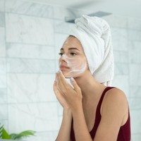 Rekomendasi Sabun Cuci Muka Penghilang Flek Hitam Usia 40 Tahun ke Atas
