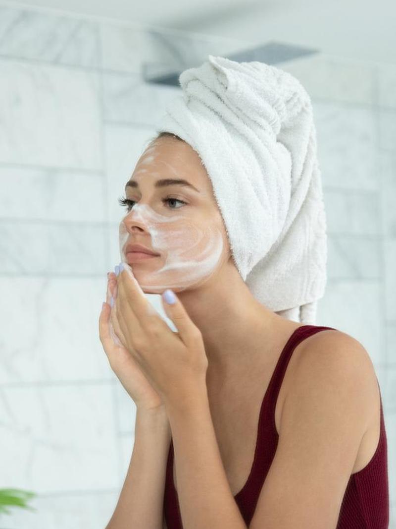 Rekomendasi Sabun Cuci Muka Penghilang Flek Hitam Usia 40 Tahun ke Atas